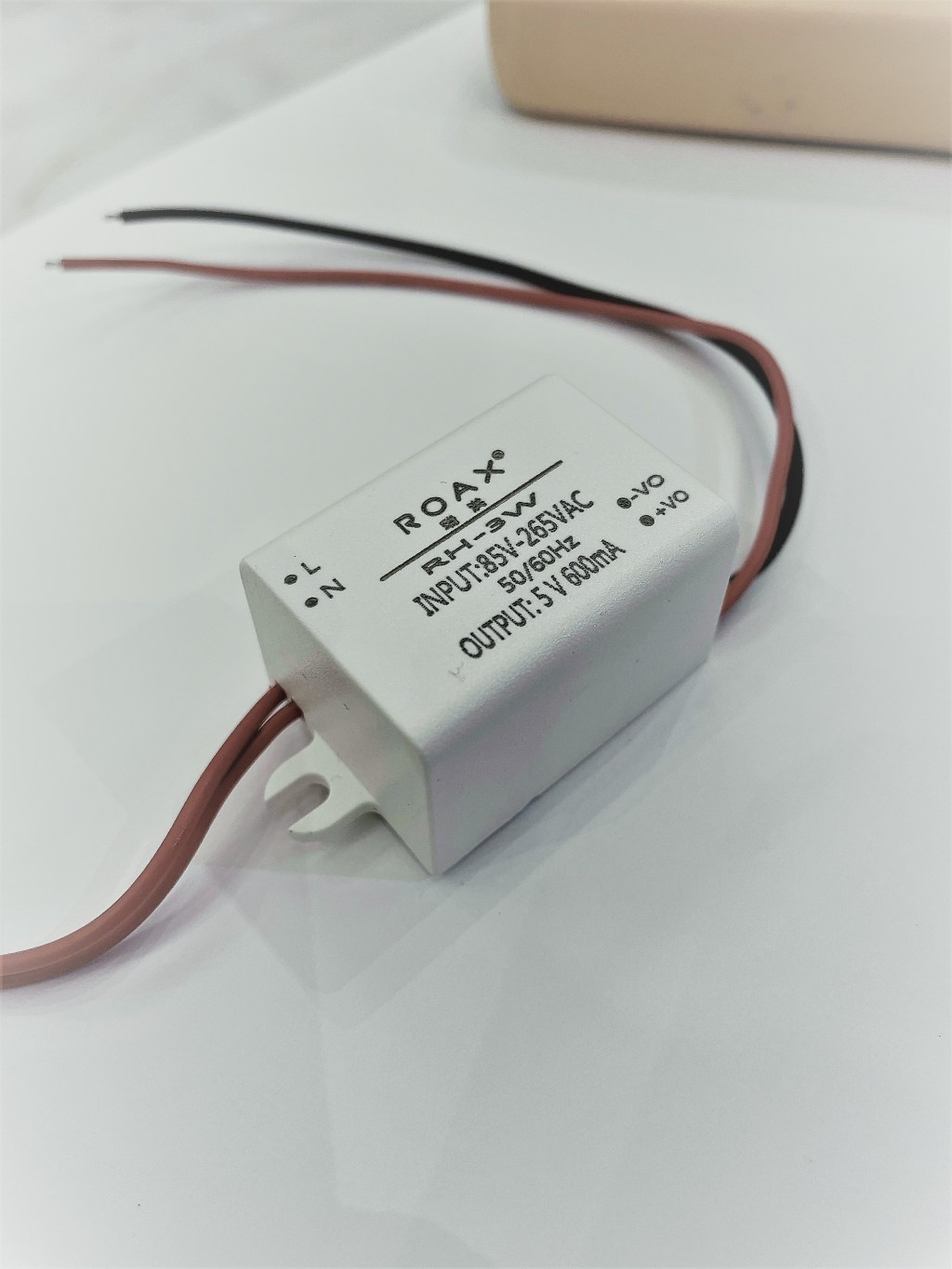 محول كهرباء من 220ACV الى 5DCV